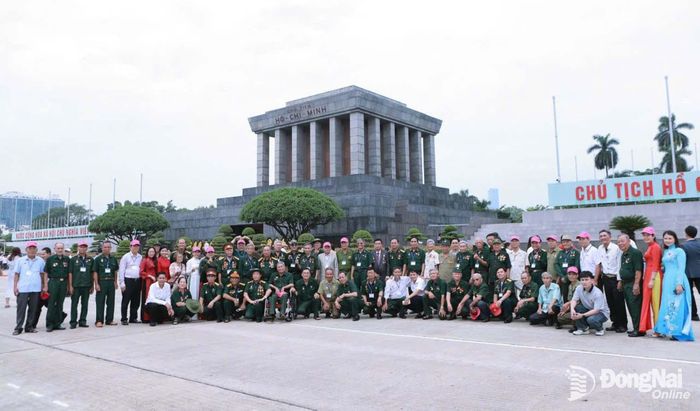 Đoàn đại biểu người có công thành phố Đồng Nai viếng và chụp ảnh lưu niệm tại Lăng Bác. Ảnh: ĐVCC
