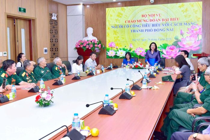 Thứ trưởng Bộ Nội vụ Nguyễn Thị Hà phát biểu tri ân người có công tại buổi gặp mặt. Ảnh: ĐVCC