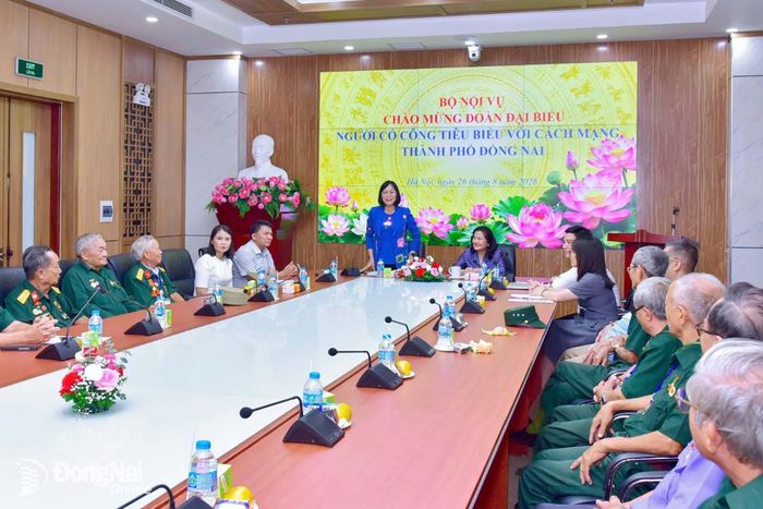 Thành ủy viên, Phó Chủ tịch UBND thành phố Nguyễn Thị Hoàng báo cáo tại buổi gặp mặt. Ảnh: ĐVCC