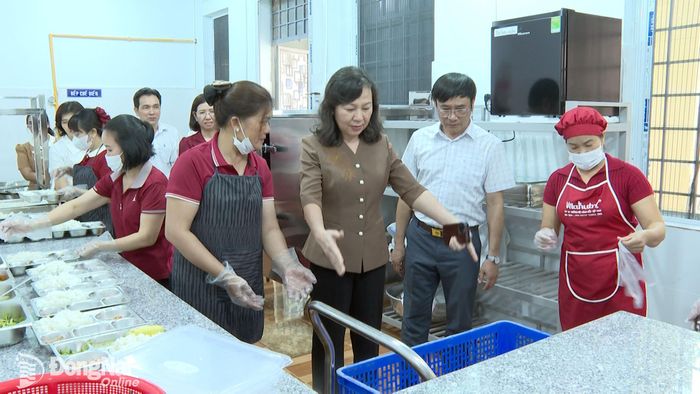 Đoàn công tác kiểm tra bếp ăn và nhà ăn bán trú tại Trường tiểu học Tân Tiến. Ảnh: Văn Đoàn