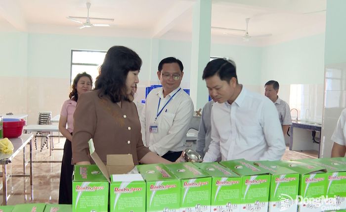 Phó Bí thư Thành ủy, Chủ tịch Ủy ban MTTQ Việt Nam thành phố Huỳnh Thị Hằng cùng đoàn công tác kiểm tra cơ sở vật chất và bếp ăn bán trú tại Trường THCS Đăk Ơ. Ảnh: Văn Đoàn
