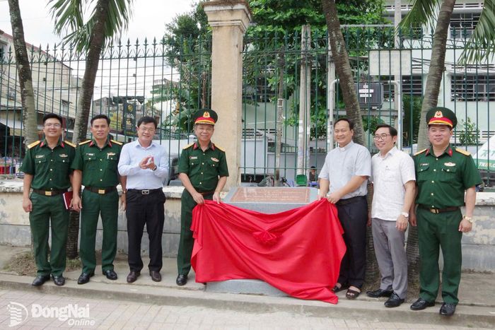 Đại biểu cắt băng khánh thành và gỡ biển công trình. Ảnh: Phan Hải