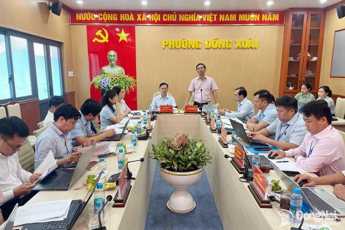 Phó Bí thư Đảng ủy, Chủ tịch UBND phường Đồng Xoài Dương Hoài Pha thông tin thêm về công tác thực hiện chuyển đổi số tại phường. Ảnh: Phạm Quang