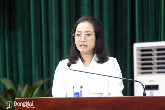 Đồng chí Bùi Thị Minh Thúy, Bí thư Đảng ủy, Chủ tịch HĐND xã Thuận Lợi phát biểu tham luận tại hội nghị. Ảnh: Trần Danh