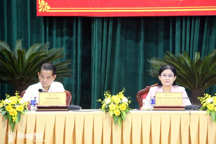 Đồng chí Tôn Ngọc Hạnh, Ủy viên Trung ương Đảng, Phó Bí thư Thường trực Thành ủy, Chủ tịch HĐND thành phố và đồng chí Thái Bảo, Phó Bí thư Thành ủy, Trưởng ban Tổ chức Thành ủy đồng chủ trì hội nghị. Ảnh: Trần Danh