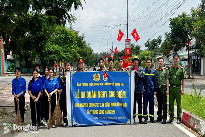 Hình ảnh Lễ ra quân hưởng ứng Ngày cao điểm tình nguyện chung tay xây dựng nông thôn mới của lực lượng đoàn viên, thanh niên.