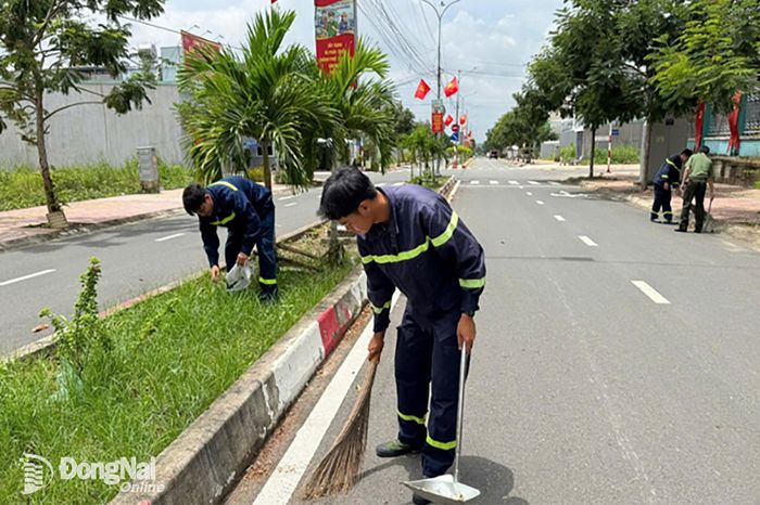 Hình ảnh đoàn viên, thanh niên dọn dẹp vệ sinh tại Lễ ra quân.