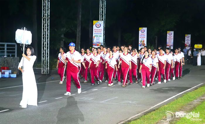 Diễn tập phần diễu hành của đoàn khối học sinh, sinh viên. Ảnh: An Nhơn
