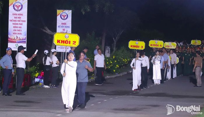 Diễn tập phần diễu hành của các khối đoàn vận động viên đến từ các xã, phường trên địa bàn thành phố. Ảnh: An Nhơn