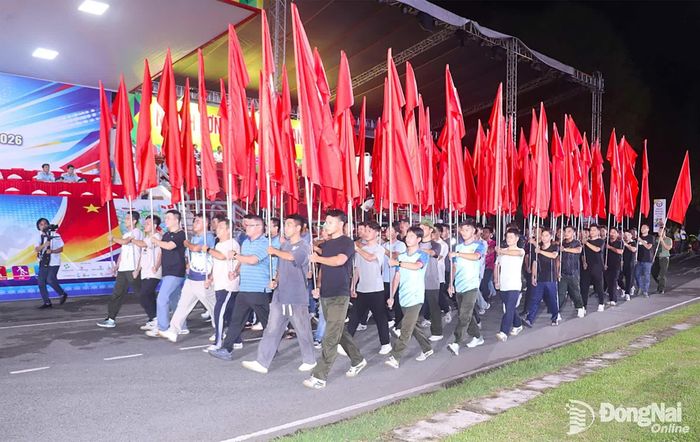 Diễn tập phần diễu hành nghi thức với các khối cờ tiến vào lễ đài. Ảnh: An Nhơn
