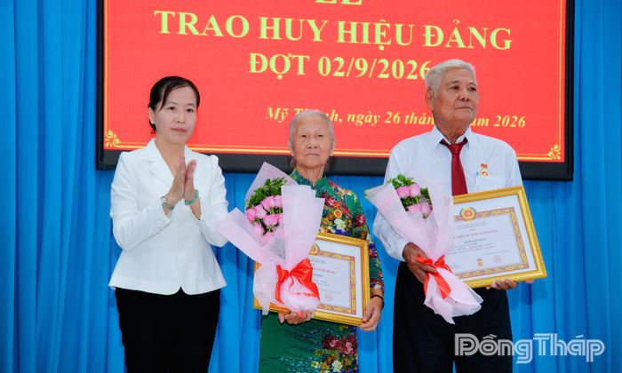 Đồng chí Nguyễn Thị Hiền trao Huy hiệu 50 năm tuổi Đảng cho 2 đảng viên Nguyễn Thị Biểu và Đặng Văn Hầu.