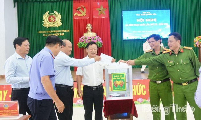 Đại biểu đóng góp Quỹ “Tấm lòng vàng”.