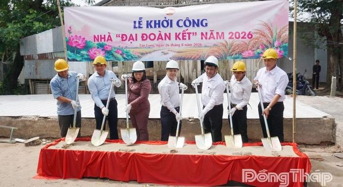 Lãnh đạo tỉnh Đồng Tháp và các đại biểu thực hiện nghi thức khởi công xây dựng nhà “Đại đoàn kết” cho hộ dân tại xã Tân Long.