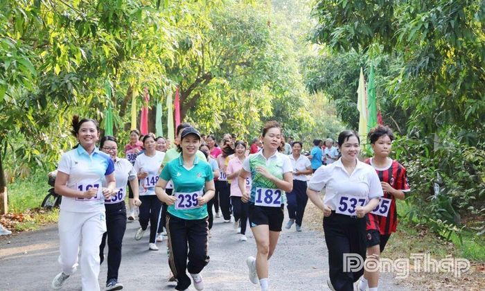 Đại hội Thể dục thể thao cấp cơ sở tạo sân chơi thể thao sôi nổi khắp các xã, phường trên địa bàn tỉnh (ảnh: Các vận động viên thi đấu môn Việt dã tại Đại hội Thể dục thể thao xã Mỹ Thọ).