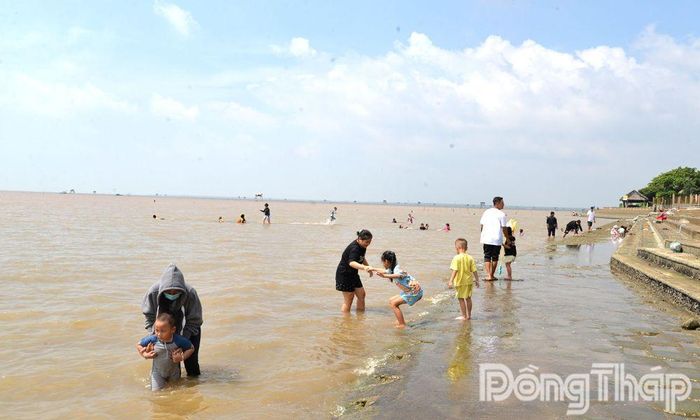 Du khách tham quan, vui chơi tại khu vực biển Tân Thành vào dịp cuối tuần.
