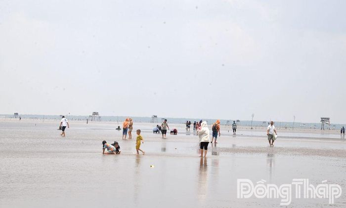 Du khách trải nghiệm, chụp ảnh tại "biển vô cực" Tân Thành khi thủy triều rút.
