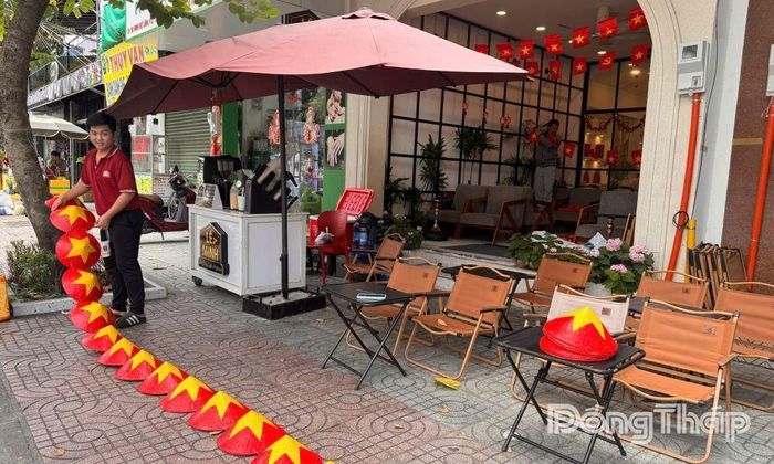 Quán cà phê chuẩn bị bàn ghế phục vụ khách xem trận chung kết lượt về.