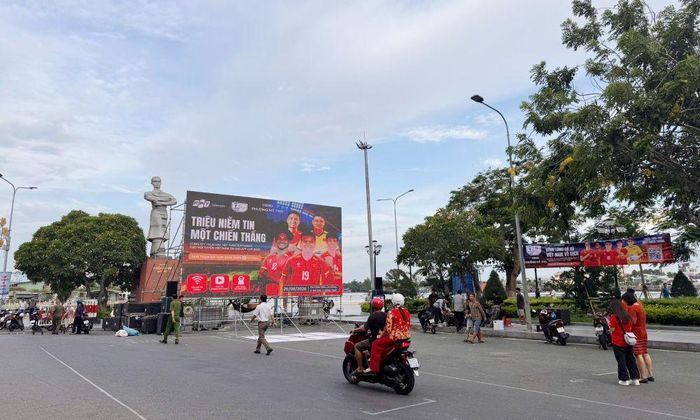 Màn hình 500 inch sẵn sàng cho đêm chung kết tại Công viên Lạc Hồng.