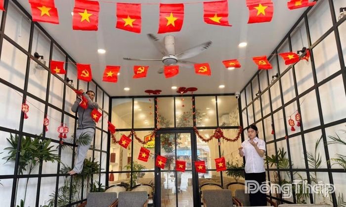Các quán cà phê trang trí thêm cờ Tổ quốc làm điểm nhấn.