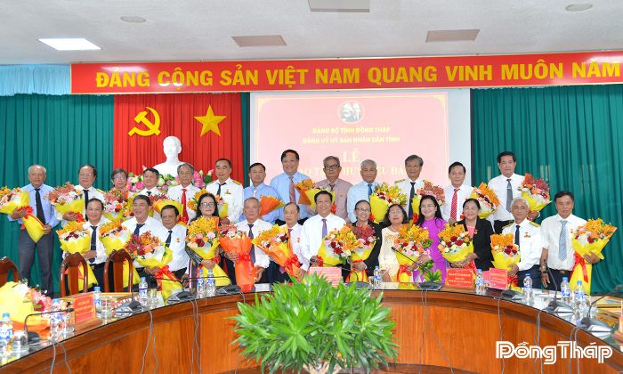 Đồng chí Phạm Thành Ngại và đồng chí Huỳnh Thị Hoài Thu chụp ảnh lưu niệm cùng các đảng viên được nhận Huy hiệu Đảng. 