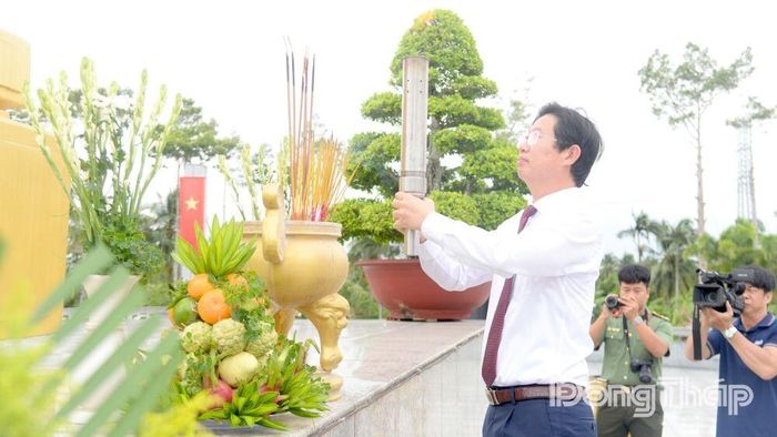 Đồng chí Huỳnh Minh Tuấn thắp sáng ngọn đuốc truyền thống.