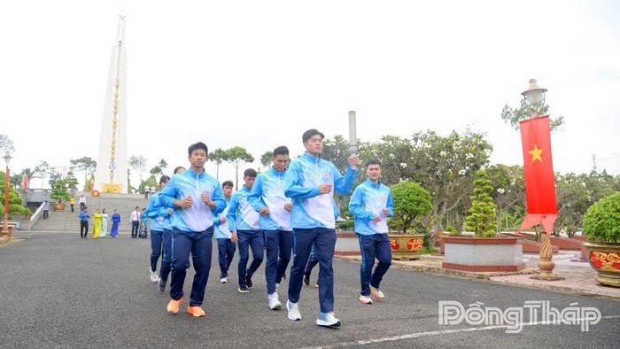 Ngọn lửa truyền thống sẽ được các vận động viên tiêu biểu của tỉnh diễu hành từ Nghĩa trang Liệt sĩ tỉnh qua các tuyến đường trước khi về địa điểm khai mạc Đại hội.