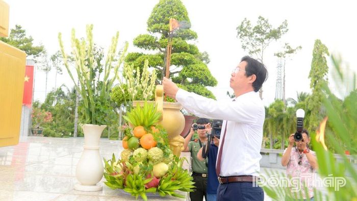 Đồng chí Huỳnh Minh Tuấn dâng hương tưởng niệm các Anh hùng liệt sĩ.