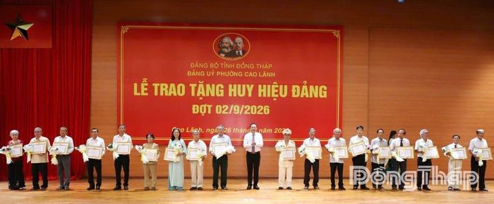 Đồng chí Nguyễn Hùng Tráng, Ủy viên Ban Thường vụ Tỉnh ủy, Bí thư Đảng ủy, Chủ tịch HĐND phường Cao Lãnh trao tặng Huy hiệu Đảng cho các đảng viên.