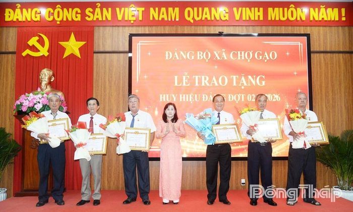 Đồng chí Châu Thị Mỹ Phương trao Huy hiệu Đảng và tặng hoa chúc mừng các đảng viên.