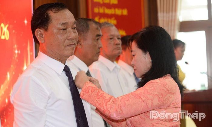 Đồng chí Châu Thị Mỹ Phương trao Huy hiệu 35 năm tuổi Đảng cho đồng chí Nguyễn Văn Vĩnh, nguyên Phó Bí thư Tỉnh ủy, nguyên Chủ tịch UBND tỉnh.
