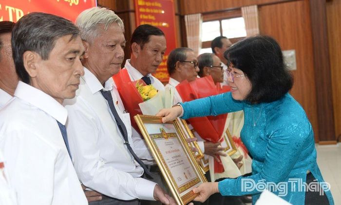 Đồng chí Phạm Thị Mai Tiên, Ủy viên Ban Thường vụ Tỉnh ủy, Chánh Văn phòng Tỉnh ủy trao Huy hiệu Đảng cho các đảng viên.