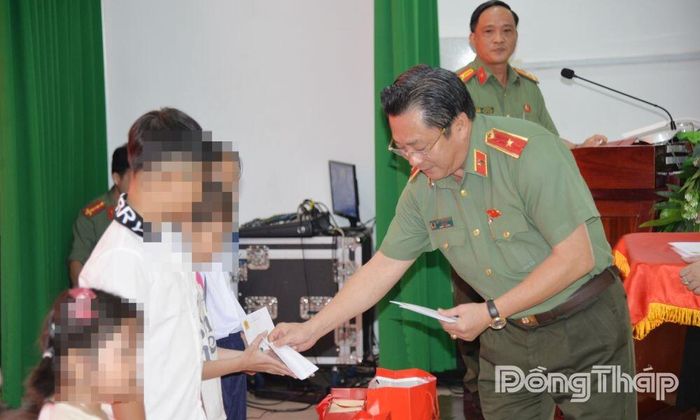 Trao quà cho con của can, phạm nhân có hoàn cảnh khó khăn.