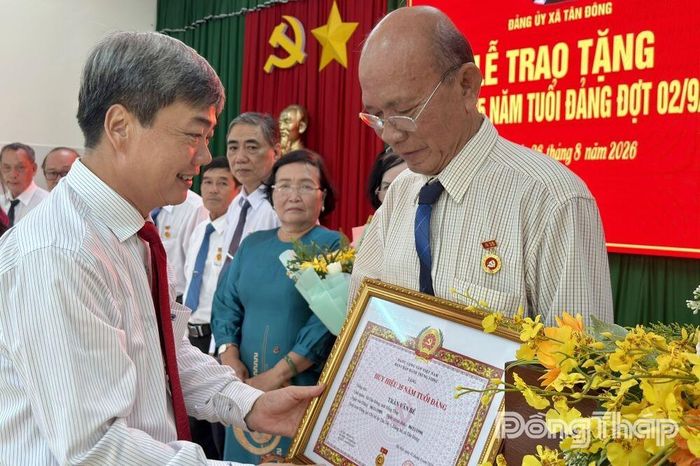 Đồng chí Phạm Văn Chuẩn trao Huy hiệu Đảng cho các đảng viên.