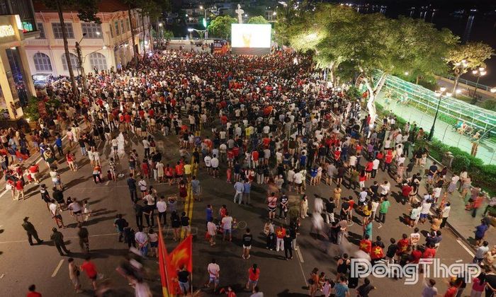 Nhiều người dân tập trung tại Công viên Lạc Hồng (phường Mỹ Tho) háo hức xem trận đấu qua màn hình LED 500 inch.