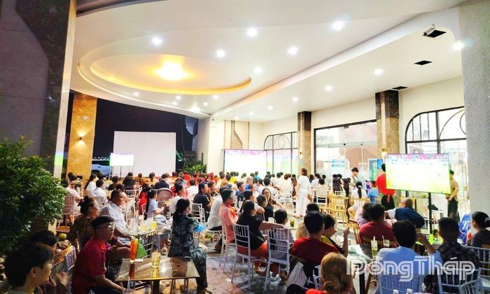 Người dân và du khách tại khu vực cảng du thuyền dõi theo trận đấu.