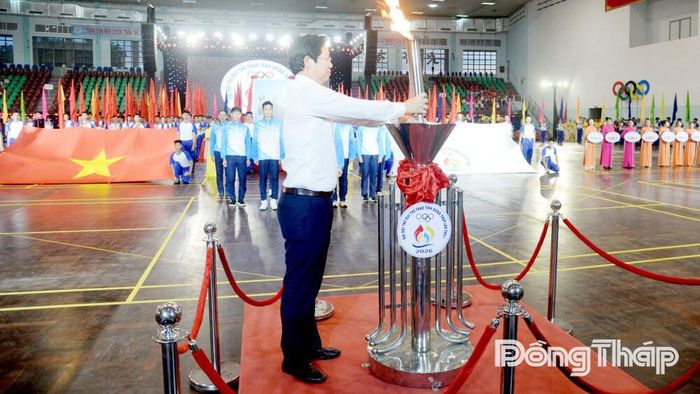 Đồng chí Huỳnh Minh Tuấn duyệt nghi thức thắp đuốc Đại hội tại buổi tổng duyệt.