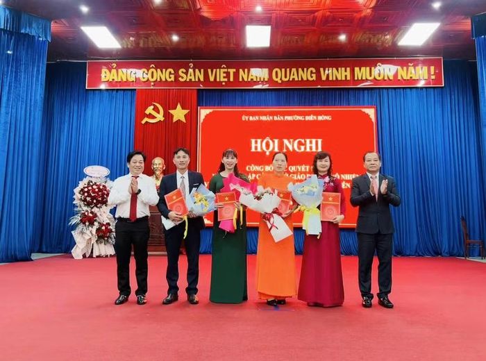 Thường trực Đảng ủy trao Quyết định thành lập trường. Ảnh: Đỗ Hằng
