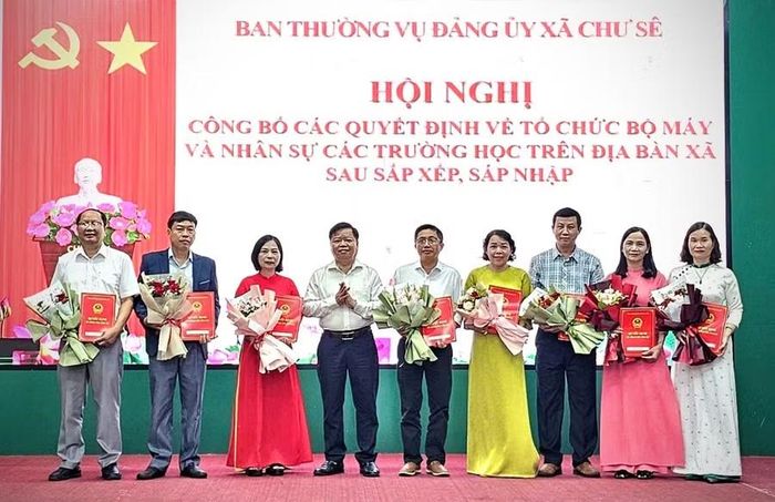 Đại diện lãnh đạo UBND xã Chư Sê trao quyết định bổ nhiệm hiệu trưởng các trường học sau sắp xếp, sáp nhập. Ảnh: Mỹ Đức