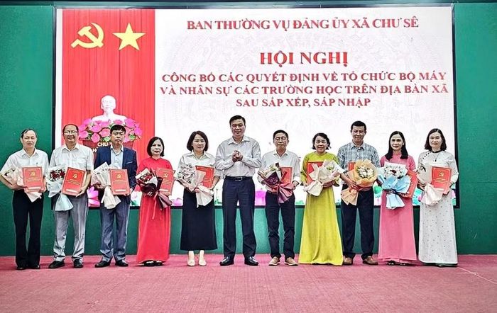 Bí thư Đảng ủy, Chủ tịch HĐND xã Chư Sê Lý Anh Sang trao quyết định thành lập các chi bộ trường học mới và quyết định chỉ định cấp ủy các chi bộ trường học mới trực thuộc Đảng bộ xã sau sáp nhập. Ảnh: Mỹ Đức
