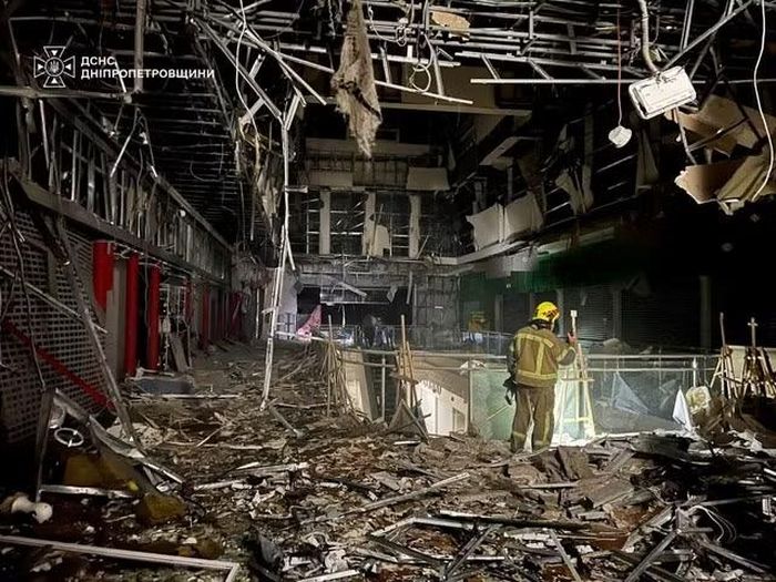 Trung tâm thương mại tại thành phố Dnipro, Ukraine hư hại do bị không kích vào ngày 25-8. Ảnh: Reuters