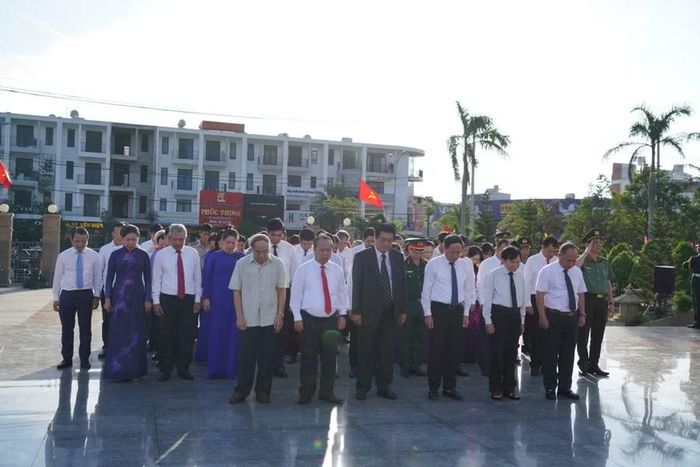  Các đại biểu mặc niệm bày tỏ lòng thành kính trước hương linh các anh hùng liệt sĩ. Ảnh: N.H 