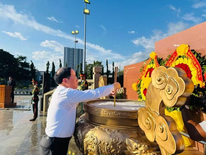  Chủ tịch UBND tỉnh Phạm Anh Tuấn dâng hương tại Nghĩa trang Liệt sĩ Quy Nhơn. Ảnh: N.H 