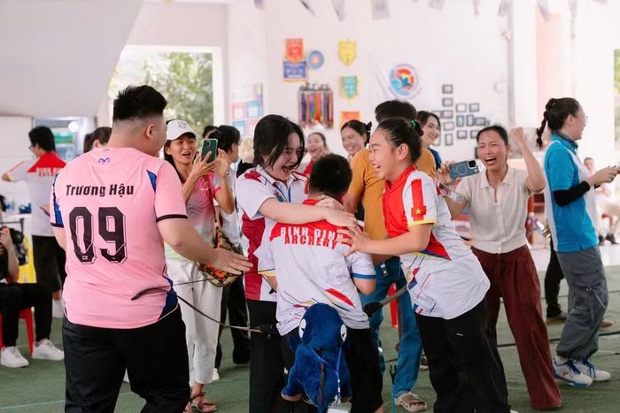  Niềm vui của đồng đội và cổ động viên khi Trần Minh Khôi giành giải nhất nội dung cá nhân cự ly 7 m. Ảnh: BTC 