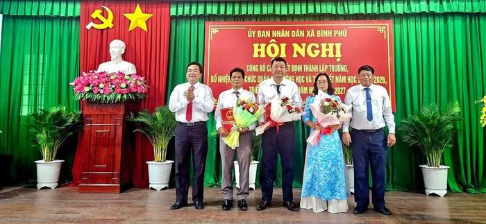 UBND xã Bình Phú công bố các quyết định bổ nhiệm viên chức quản lý. Ảnh: ĐVCC