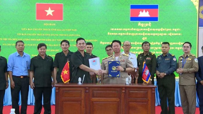  Ban chuyên trách 2 tỉnh Gia Lai và tỉnh Stung Treng ký kết biên bản thỏa thuận tổ chức lực lượng phối hợp tìm kiếm, quy tập hài cốt liệt sĩ trong mùa khô 2026-2027. Ảnh: Đức Hải 