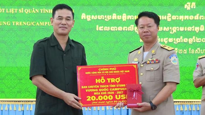  Ban chuyên trách tỉnh Gia Lai trao hỗ trợ cho Ban chuyên trách tỉnh Stung Treng 20.000 USD để thực hiện công tác tìm kiếm, quy tập hài cốt liệt sĩ mùa khô 2026-2027. Ảnh: Đức Hải 