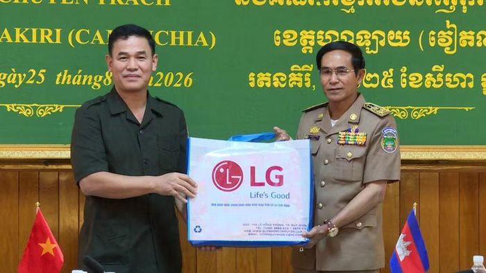  Ban chuyên trách tỉnh Gia Lai trao tặng Ban chuyên trách tỉnh Ratanakiri 2 máy vi tính và 1 máy in. Ảnh: Đức Hải 