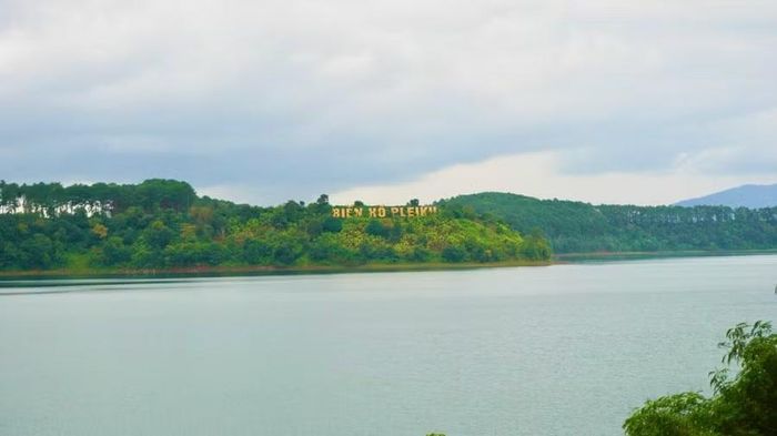  Biển Hồ khoáng đạt, xanh trong giữa những triền đồi và hàng thông trong mùa mưa. Ảnh: Hoàng Hoài 