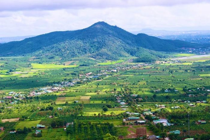  Từ trên đỉnh Chư Đang Ya, bức tranh cuộc sống thanh bình hiện ra với ruộng rẫy và khu dân cư trải dài dưới chân núi. Ảnh: Minh Chí 