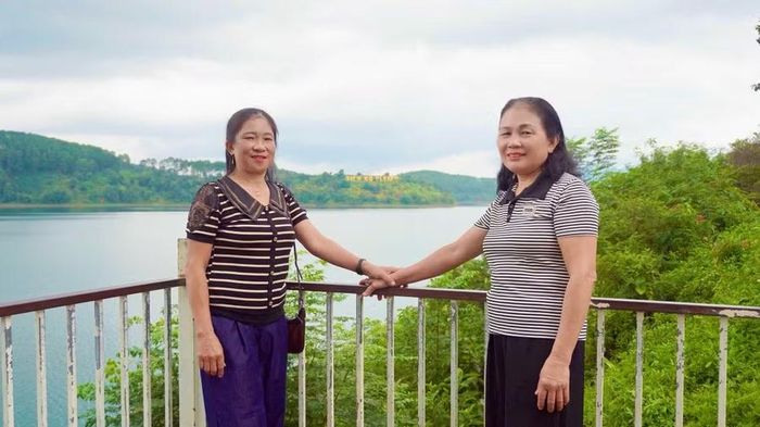  Du khách tham quan, chụp ảnh lưu niệm bên thắng cảnh Biển Hồ. Ảnh: Hoàng Hoài 